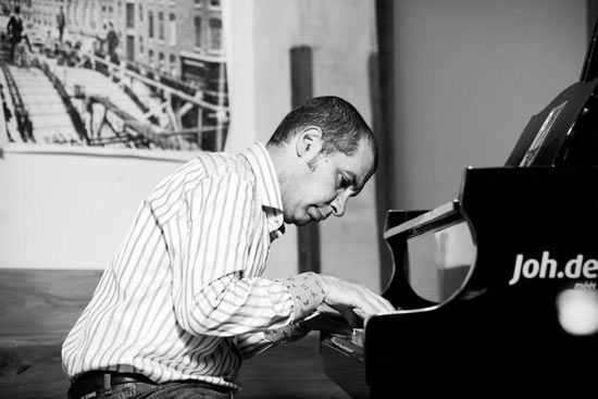 ako-playing-en-profile ako-playing-en-profile