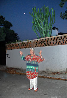 xie-lovely--in-our-street-at-sunset